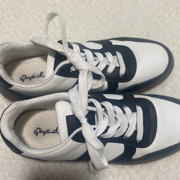 Tennis shoes - Picture 2 of 2